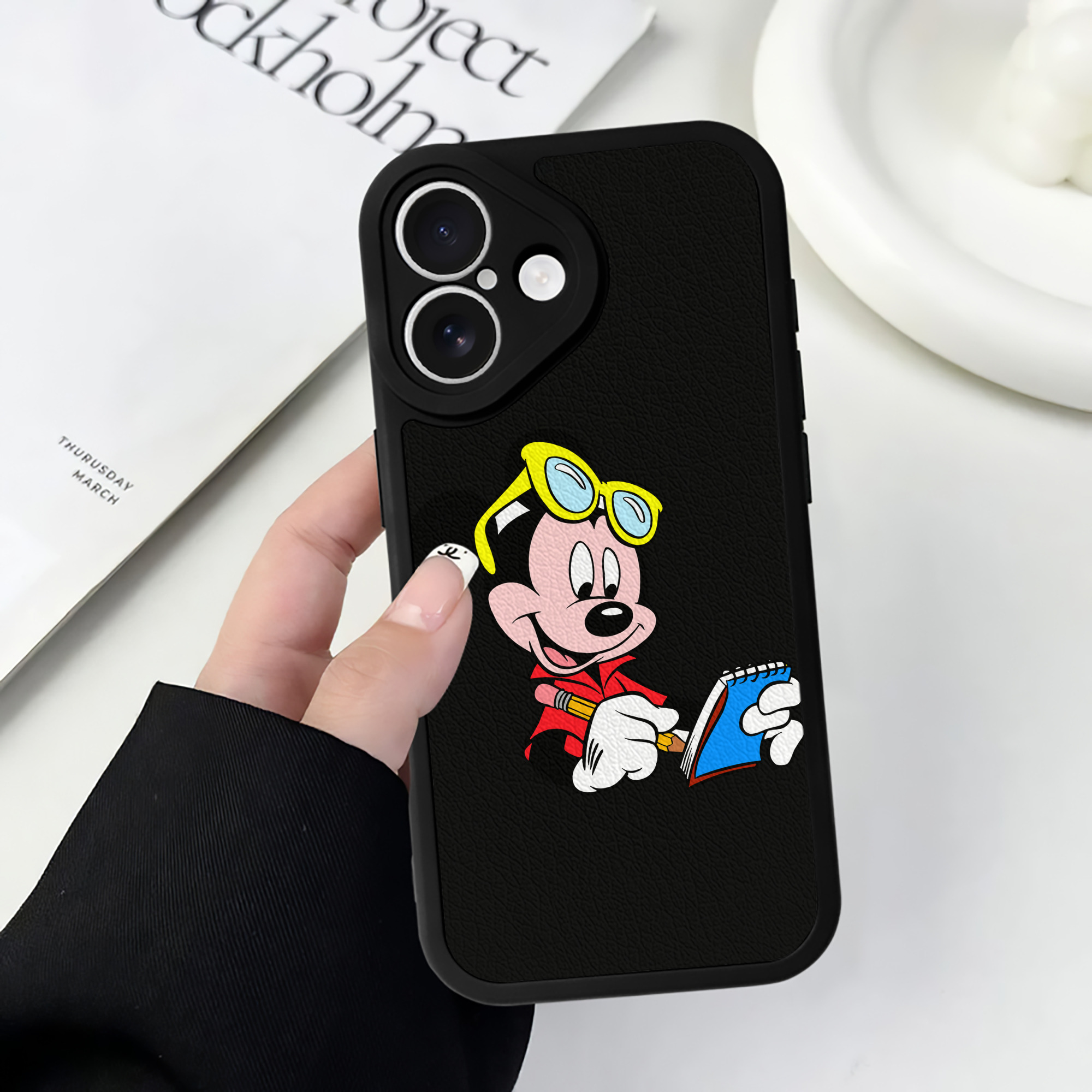 （画像用） ミッキーマウス Mickey Mouse 【iPhone 16シリーズ対応】シリコンスマホケース（レザー調） 材質：シリコン
